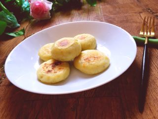 11、中式点心+土豆饼,小火煎至两面金黄即可装盘食用
