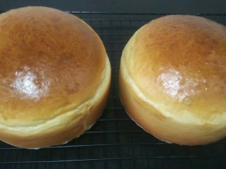 11、奶油奶酪面包,取出晾凉