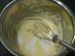 14、奶油奶酪面包,加入纯牛奶拌匀