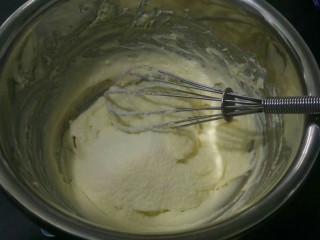 15、奶油奶酪面包,加入奶粉拌匀