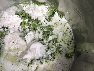 1、抹茶干果软欧,除黄油外，把面饼所有材料放入小G搅拌桶。