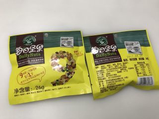 4、抹茶干果软欧,准备两包每日坚果。