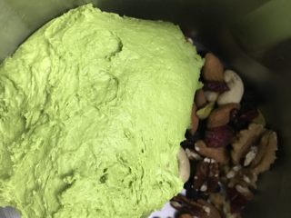 5、抹茶干果软欧,最后 半分钟加入，一档揉匀。
