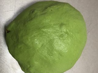 7、抹茶干果软欧,滚圆盖保鲜膜，放发酵箱28度进行基础发酵。
