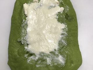 10、抹茶干果软欧,将面团擀开，抹奶酪。我这个奶酪本来就是甜的，如果是普通奶油奶酪，可以加点糖隔水加热搅拌顺滑，冷却再用。