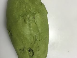 12、抹茶干果软欧,整形成橄榄形，捏紧收口处。