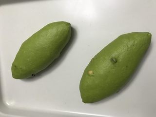 13、抹茶干果软欧,收口往下放入烤盘，入35度温暖湿润处进行最后发酵。