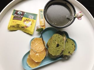 20、抹茶干果软欧,配上黑芝麻糊，就是超满足的早餐了，抹茶软欧冷却后颜色就差些，没有刚出炉好看，口感还是很赞的。