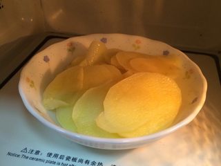 5、黄金虾球,土豆削皮切薄片,入微波炉烤约12分钟至熟,具体时间按各自土豆片的厚薄以及微波炉情况来调整。