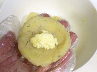 11、黄金虾球,取一份土豆虾泥压平,在中间放入少许马苏里拉奶酪。