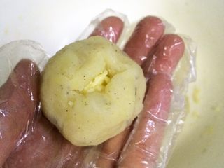 12、黄金虾球,然后收口,留点空隙。