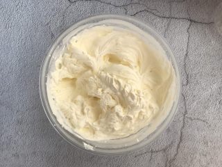 2、汪汪队生日蛋糕,500g淡奶油加40g糖打发