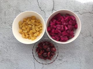 3、汪汪队生日蛋糕,水果切成小块儿