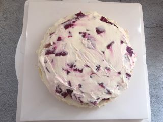 6、汪汪队生日蛋糕,在均匀的抹一点奶油