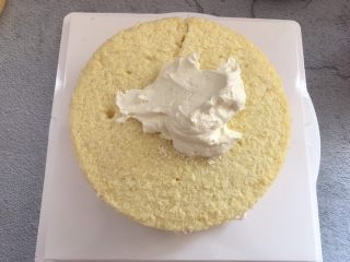 7、汪汪队生日蛋糕,在放上一片蛋糕胚,抹上一层奶油