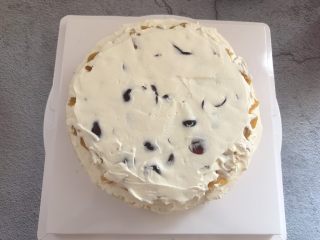 9、汪汪队生日蛋糕,在抹上一层奶油