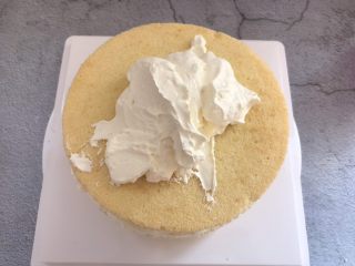 10、汪汪队生日蛋糕,在放上一片蛋糕胚,上面抹上奶油