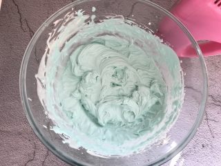 12、汪汪队生日蛋糕,250g淡奶油加20g糖,在加两滴蓝色食用色素打发