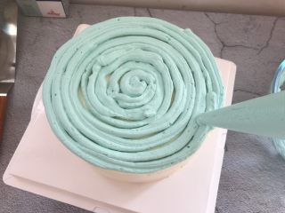 13、汪汪队生日蛋糕,放入裱花袋,均匀的挤在蛋糕上