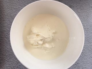 15、汪汪队生日蛋糕,50g打发的淡奶油加50g没打发的淡奶油搅拌均匀