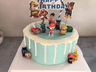 17、汪汪队生日蛋糕,摆上装饰品