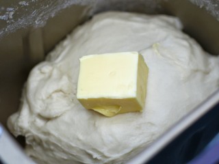 6、酒酿排包,加入软化的黄油