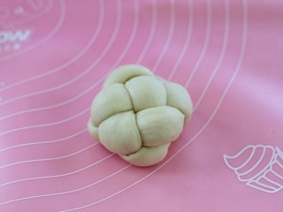 17、酒酿排包,头尾交接,收口放下