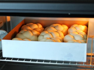 20、酒酿排包,烤箱提前上火160度、下火180度预热好,放入中下层烤25-28分钟