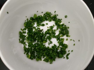 1、咖喱葱花苏打饼,葱花洗净晾干，切碎。