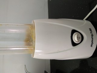 2、咖喱葱花苏打饼,咖喱放入九阳料理机搅打粉碎。