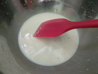 3、咖喱葱花苏打饼,酵母放入温牛奶搅匀。