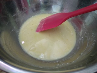 4、咖喱葱花苏打饼,加入菜籽油搅匀。