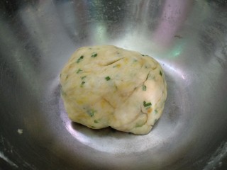 5、咖喱葱花苏打饼,加入低筋面粉、小苏打、盐、糖、咖喱和葱花搅匀，和成面团。