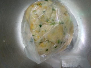 6、咖喱葱花苏打饼,装入保鲜袋静置30分钟，再把面团揉一遍。