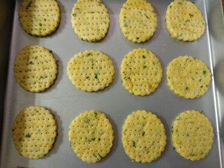 8、咖喱葱花苏打饼,移入不粘烤盘，用叉子戳出小洞。