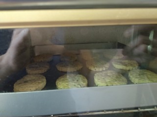 9、咖喱葱花苏打饼,放入提前预热170℃烤箱，中层上下火烤25分钟左右，至表面上色。（具体时间根据饼干大小，厚度来调整）