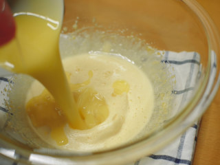 2、抹茶魔法蛋糕,加入融化的黄油，搅拌均匀