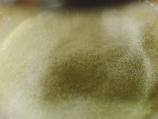 3、抹茶魔法蛋糕,粉类分2次筛进蛋糊。