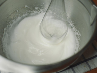 8、抹茶魔法蛋糕,再高速打半分钟，蛋白霜开始出现纹路。