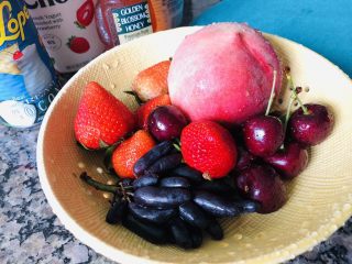 8、百味糯米糍,冷却糯米糕的同时可以准备水果了。