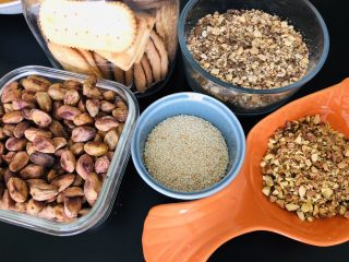 11、百味糯米糍,其实我还准备了这些，还有饼干碎，芝麻，哈哈哈，反正就是想包啥就准备啥。