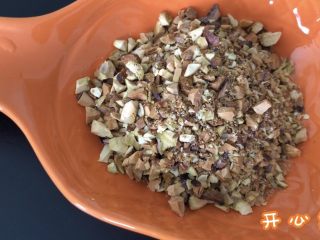 10、百味糯米糍,再准备个开心果碎，随便什么干果都行，花生啥的，你高兴就行。