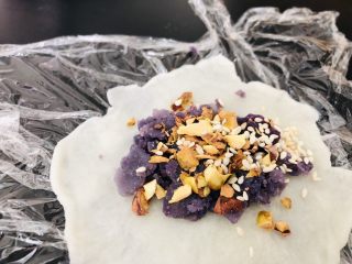 14、百味糯米糍,这是紫薯开心果馅儿。其他口味看自己喜欢，随便配就好了。
