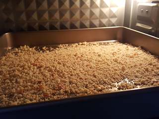 1、黄金凤尾虾,1.将面包屑烤干。