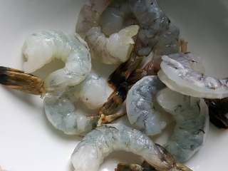 3、黄金凤尾虾,3.黑虎虾仁去虾线洗净，去除多余水分备用。