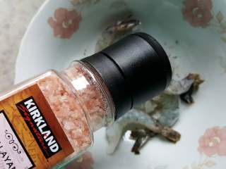 5、黄金凤尾虾,5.加入少许海盐。（黑虎虾仁本身具有咸味，所以盐要少加一点点）