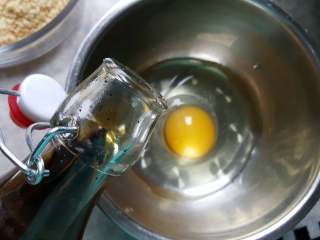 8、黄金凤尾虾,8.加入少许自制香草精，没有也可以不加。