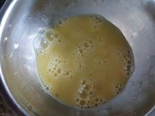 9、黄金凤尾虾,9.将鸡蛋打散。