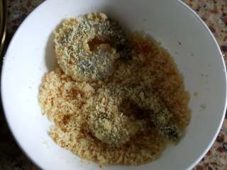 12、黄金凤尾虾,12.将虾仁浑身沾满了面包糠。