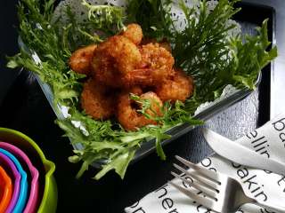 14、黄金凤尾虾,14.将虾仁逐个炸好后装盘，即可。